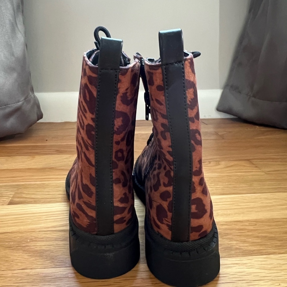 Shoe Dazzle Brown and Black Combat Boots (6) NWT - Picture 4 of 7